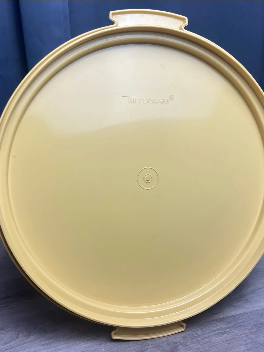 Vintage Tupperware round cake taker with a yellow Harvest Gold plate & sheer lid